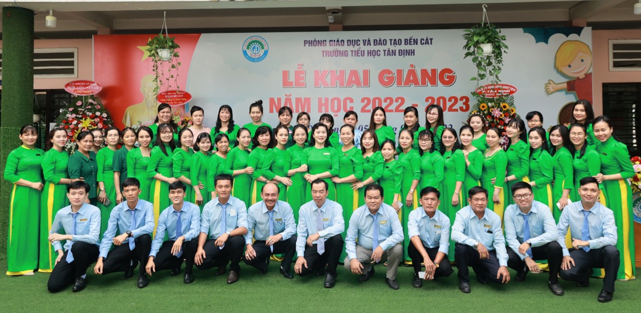 Ảnh tập thể giáo viên trường Tiểu học Tân Định