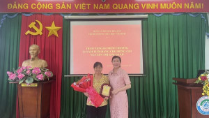TRAO TẶNG KỈ NIỆM CHƯƠNG 20 NĂM TUỔI ĐẢNG