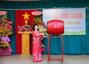 Cô Hiệu trưởng Vũ Thị Hồng Hoa đánh trống chào mừng năm học mới