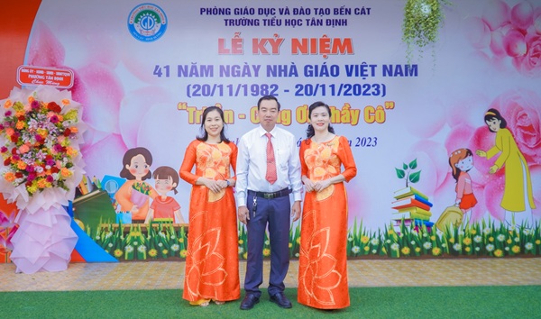 Ảnh tập thể giáo viên trường Tiểu học Tân Định