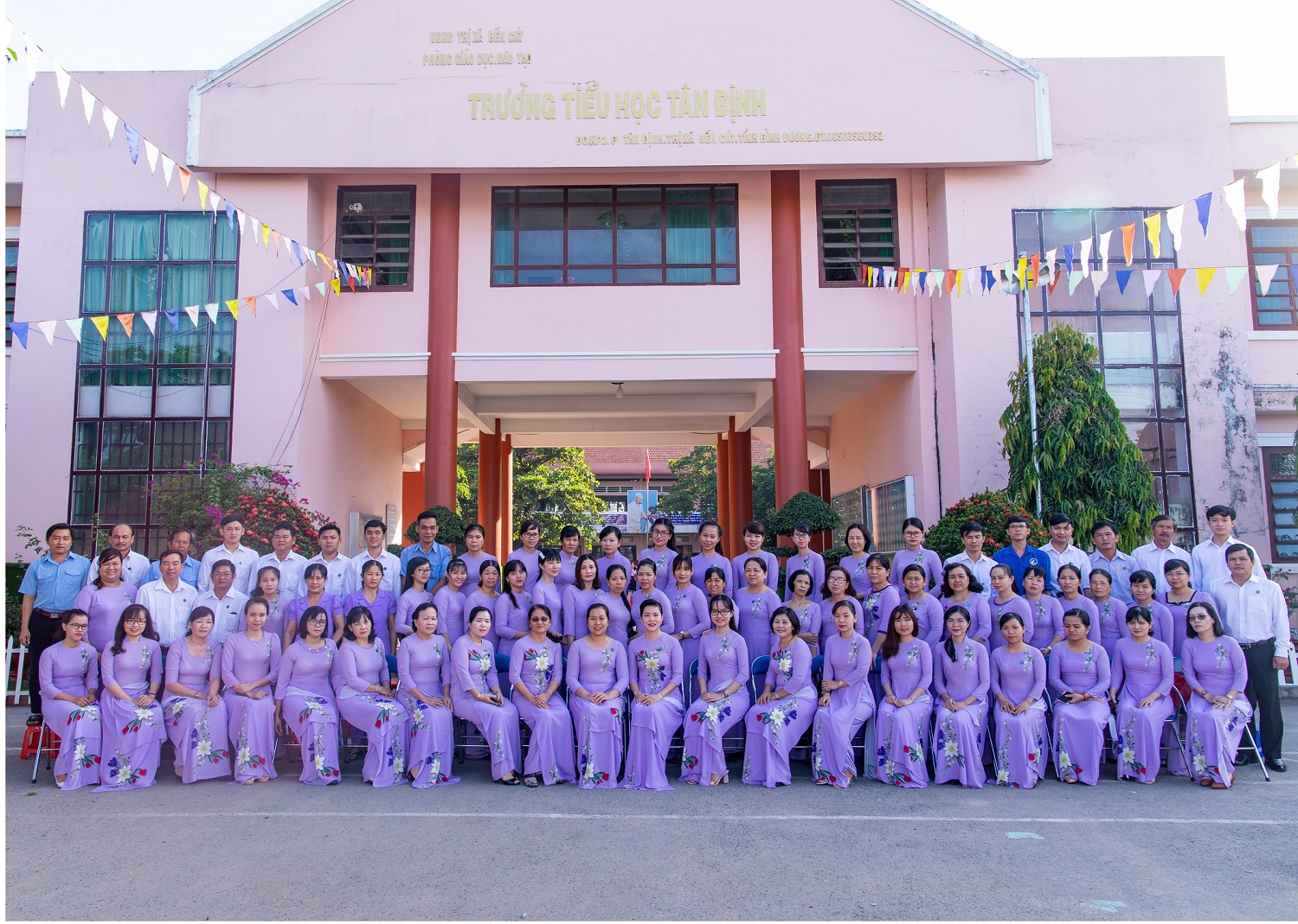Tập thể giáo viên trường Tiểu học Tân Định năm học 2019-2020