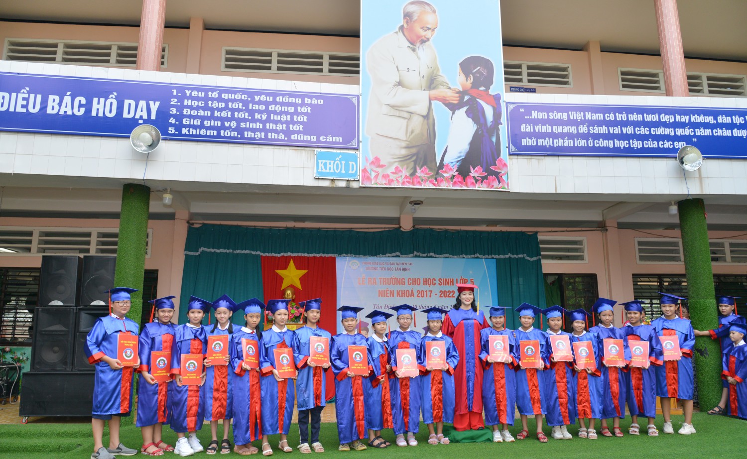 Trao Bằng tốt nghiệp cho học sinh hoàn thành chương trình tiểu học