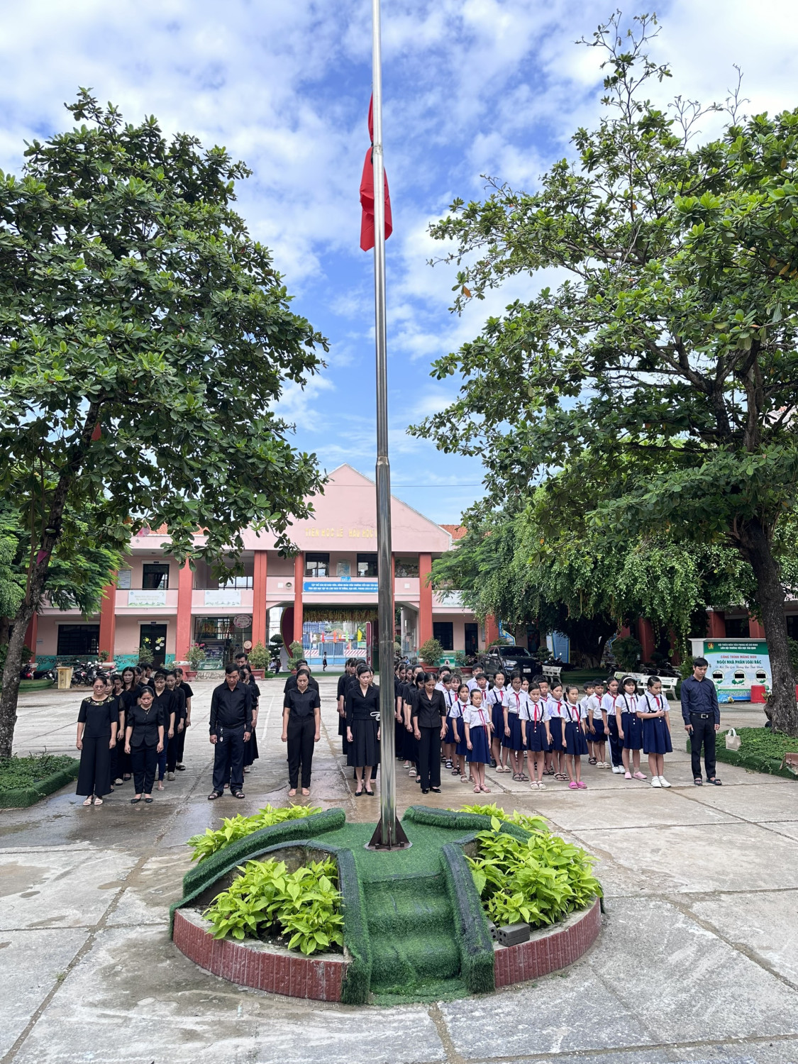 TRƯỜNG TIỂU HỌC TÂN ĐỊNH BÀY TỎ TÌNH CẢM VÀ SỰ KÍNH TRỌNG ĐỐI VỚI NHỮNG CÔNG LAO CỦA ĐỒNG CHÍ TỔNG BÍ THƯ NGUYỄN PHÚ TRỌNG