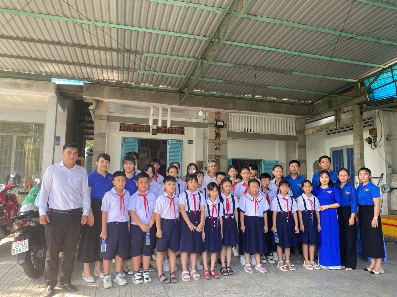 THĂM HỎI MẸ VIỆT NAM ANH HÙNG